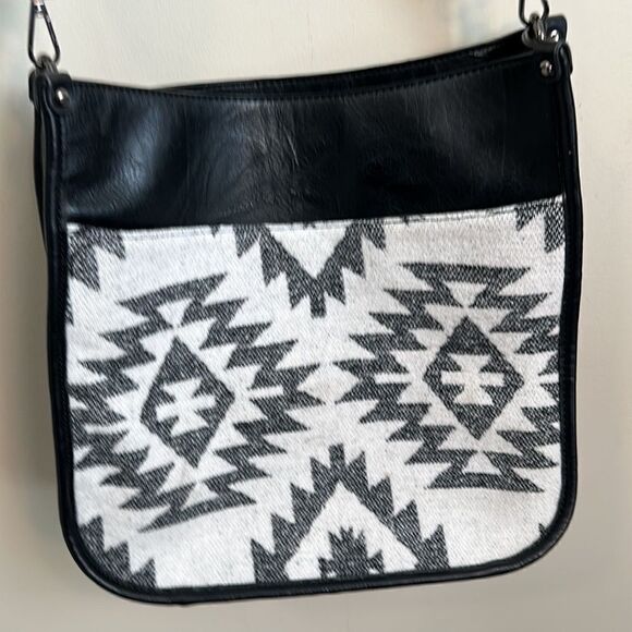 Jen & Co. Bag: Chloe Crossbody - Picture 3 of 8